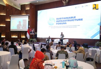 Sustainable Infrastructure Forum dengan tema “Komitmen Bersama untuk Pengurangan Emisi Karbon dan Strategi Pembiayaan Infrastruktur Berkelanjutan” di Auditorium Kementerian PUPR, Rabu (15/03). 