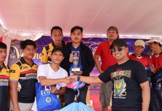 Letkol Czi Arif Hidayat M.Han saat menyerahkan hadiah bagi pemenang