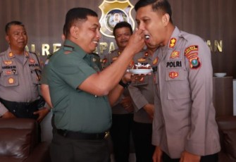 Dandim 0212/TS Menyuapi Kapolres Tapsel dengan Kue Ulang Tahun HUT Bhayangkara yang Ke-77