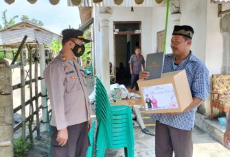Kapolres Tulungagung saat Berikan Bantuan Kepada Keluarga Korban Meninggal Dunia Akibat Sakit Mendadak