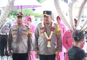 Kapolda Kalteng Irjen Pol Drs. Djoko Poerwanto Disambut Tradisi Potong Pantan