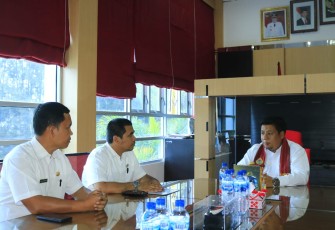 Pertemuan Bupati Samosir Vandiko Gultom dengan pihak Samsat Pangururan.