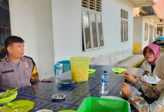 Bhabinkamtibmas Polsek SD Hole, Aipda Karya Bangun, sempatkan diri berbincang dengan masyarakat.