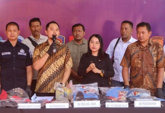 Kapolres Tulungagung AKBP Eko Hartanto, SIK, MH melalui Kasatreskrim AKP Agung Kurnia Putra SIK, MH, MSI.,saat jumpa pers, Jumat (03/03/2023).