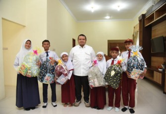 Bupati Tapsel H Dolly Pasaribu photo bersama dengan Enam Pahlawan Muda FTBI