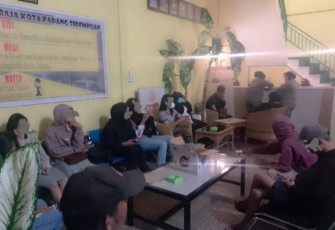 Pasangan diluar Nikah saat berada di Kantor Satpol PP Padangsidimpuan, setelah terjaring Razia Penyakit Masyarakat dari sejumlah tempat