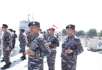 Komandan Lantamal VI (Danlantamal VI)  Makassar Laksamana Pertama TNI Ivan Gatot Prijanto, S.E, M.Tr. Opsla. menghadiri acara inspeksi kapal perang (Admiral Inspection) dalam rangka Rangkaian Sertijab Pangkoarmada II, bertempat di Dermaga Madura Koarmada II Surabaya, Minggu (17/12/2023)
