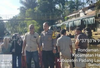 Bhabinkamtibmas Polsek Padang Bolak, Bripka Adam Pohan, hadir di tengah-tengah wisatawan yang sedang berkunjung ke Objek Wisata pemandian Aek Milas, Minggu (16/7/2023