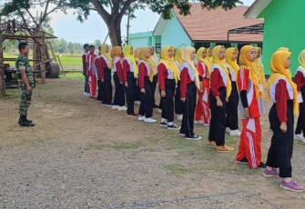 Latihan Dasar Kepemimpinan Koramil 0806/11 Panggul di SMKN 1 Panggul