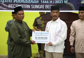 Kepala BP Batam Muhammad Rudi saat secara simbolis menyerahkan bantuan