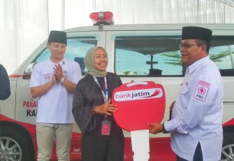 Bank Jatim Serahkan CSR Mobil Ambulans ke Pemkab Trenggalek