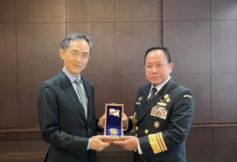 Kepala Bakamla RI Laksdya TNI Dr.Aan Kurnia saat bertemu dengan Senior Vice President Japan International Cooperation Agency (JICA) Mr. Keiichiro Nakazawa di Kantor JICA, Tokyo, Jumat (24/02/2023).