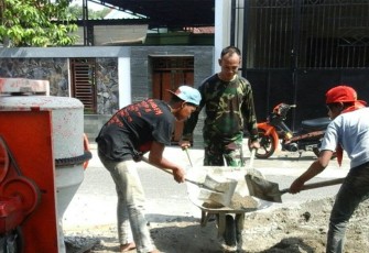 Anggota Kodim 0802/Ponorogo saat Bantu  Plestar Teras Rumah
