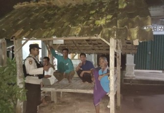 Anggota Polsek Belitang Tiga Ajak Warga Jaga Keamanan Lingkungan Bersama