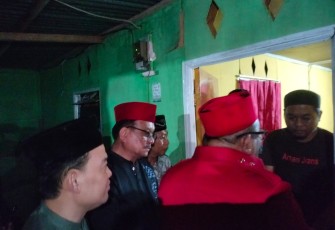 Wali Kota Bitung saat mampir ke salah satu rumah warga dalam kegiatan Sahur On The Road