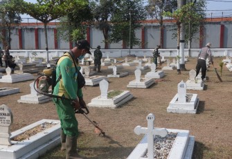 Kodim Tulungagung Gelar Kerja Bakti Bersihkan TMP Tulungagung