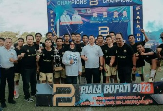 Grand Final Sepakbola Bupati Cup antar SMA tahun 2023 di stadion Binaraga Rantauprapat Kecamatan Rantau Utara Kamis (16/2/2023).