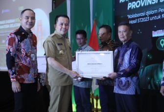 Pj Gubernur Agus Fatoni Serahkan Penghargaan Pemenang Desa Cantik di Sumsel