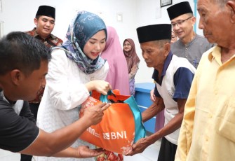 Hafizha saat Bagikan Paket Sembako ke Penaga