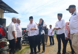 Bupati Trenggalek, Mochamad Nur Arifin, saat melaksanakan program Makaryo Ning Deso, di Desa Banaran, Kecamatan Tugu, Rabu (18/1/2023).