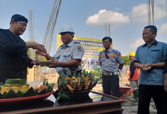 Bupati Juliyatmono (paling kiri) saat menghadiri acara peletakan batu pertama (ground breaking) pembangunan gedung kantor baru Dishub Karanganyar, Kamis (22/6/2023).