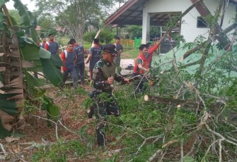 Babinsa Koramil 1016-05/Rungan saat Gotong Royong Bersihkan Lingkungan Sekolah SMAN 1 Rungan 
