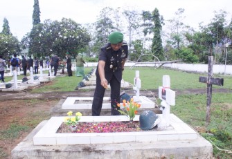 Panglima Kodam XVII/Cenderawasih Mayjen TNI Izak Pangemanan, M.Han didampingi Ketua Persit Kartika Chandra Kirana (KCK) Daerah XVII/Cen Ny. Juliet Izak Pangemanan memimpin Ziarah ke Taman Makam Pahlawan (TMP) Kesuma Trikora Waena, Kota Jayapura, Kamis (14/12/2023)