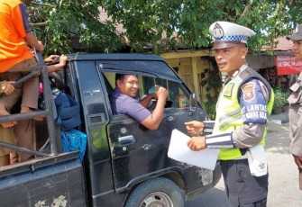 Personel Pos Lantas Padang Bolak menggelar Operasi Patuh Toba 2023
