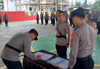 Penandatanganan berita acara dan pakta integritas oleh Kapolres Bitung AKBP Tommy Bambang Souissa, SIK