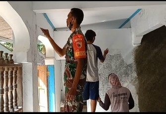 Koramil 0801/07 Ngadirojo Lakukan Pembersihan Dan Pengecatan Masjid