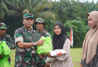 Danrem 022/PT saat bagikan sembako pada acara Pembukaan TMMD Ke-118 di Desa Timbang Lawan Kecamatan Bahorok
