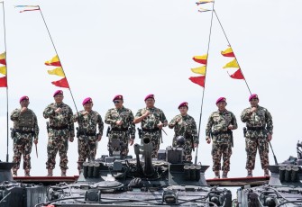 Ketua MPR RI Bamsoet saat Diangkat Sebagai Warga Kehormatan Korps Marinir di Atas Tank Amphibi dengan Simulasi Perang