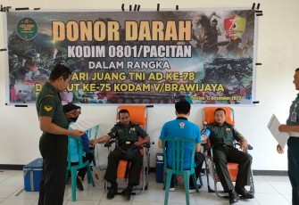 Kodim 0801/Pacitan menggelar aksi sosial donor darah yang berlangsung, di Posbindu Makodim Jl. Letjen Suprapto No. 42 Pacitan, Selasa (12/12/2023)