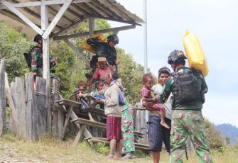 Satgas 330 Bantu Bawa Barang Mama-mama Papua