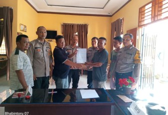 Ps Kanit Binmas Polsek Batang Toru dan peserta mediasi kasus pencurian kelapa sawit