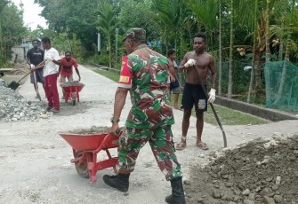 Babinsa Koramil 1710-02/Timika Bantu Warga Timbun Halaman Rumah
