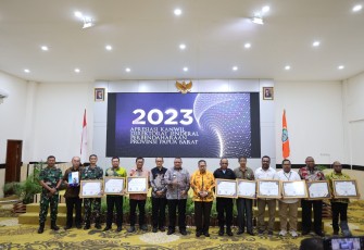 Asrena Pangkoarmada III  Kolonel Laut (P) Imam Purwanto yang mewakili Panglima Komando Armada (Pangkoarmada) III Laksamana Muda TNI Hersan, S.H., M.Si., M.Tr.Opsla, menerima piagam penghargaan dari Direktorat Jenderal Perbendaharaan (DJPb) Provinsi Papua Barat