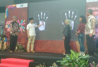 Bupati Trenggalek, Mochamad Nur Arifin, saat melaunching, Kartu Kredit Pemerintah Daerah, di Pasar Pon, Kabupaten Trenggalek, Jum'at (24/11/2023)