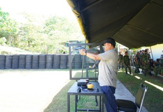 Pangdam XVIII/Kasuari, Mayjen TNI Ilyas Almasyah, S.E., M.Tr.(Han)., CGCAE saat membuka acara lomba tembak pistol eksekutif dalam rangka HUT ke 7 Kodam XVIII/Kasuari, di lapangan tembak pistol Lodewijk Mandatjan, Makodam, Trikora, Arfai 1, Manokwari, Papua Barat, Sabtu (16/12/2023)