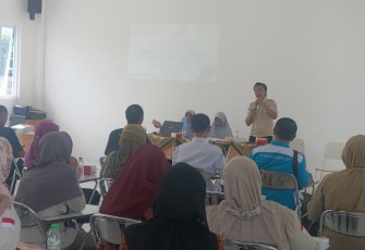 Kepala Sekolah SMKN 1 Rejotangan  Hanafi Masrur saat memberikan pemahaman materi kepada wali murid dan guru