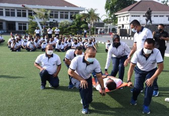 Pelatihan dasar mengenai langkah-langkah pertolongan pertama kepada para Prajurit dan PNS, yang dihadiri langsung oleh Pangkolinlamil Laksma TNI Hudiarto Krisno Utomo, PSC(J)., M.A., M.M.S., CHRMP bersama Para Pejabat Utama dan Kasatker Kolinlamil, bertempat di Lapangan M. Silam Mako Kolinlamil, Tanjung Priok, Jakarta Utara, Jumat (15/12)