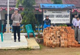 Dalam rangka menyambut HUT Polwan ke-75, salah satu personel wanita senior di Polres Tapanuli Selatan (Tapsel), Aiptu Kasianna Saragih, menjadi Pembina Upacara di SMA Negeri 1 Angkola Barat, Selasa (8/8/2023) pagi.