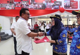 Wali Kota Bitung Maurits Mantiri saat menyerahkan SK P3K kepada guru SD dan SMP Se-kota Bitung