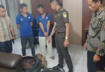 Kanit Reskrim Polsek Sipirok, Ipda Ahmad Juli Nasution, SH, dan anggota, limpahkan dua tersangka kasus dugaan pencurian dengan pemberatan (Curat), Kamis (21/12/2023) sore.