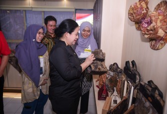 Puan saat Kunjungi Komunitas Bank Sampah di Palembang