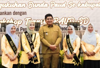 Bupati Bintan Roby Kurniawan saat foto bersama usai acara 