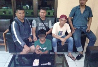 Tersangka saat diamankan Tim Opsnal Polsek Padang Bolak