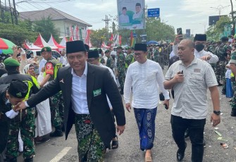 Nadliyin saat Berebut Salaman dengan AHY di Resepsi Puncak Satu Abad NU