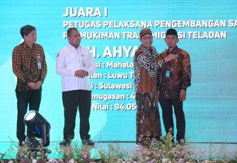 Mendes PDTT Abdul Halim Iskandar saat menganugerahkan Transmigran Teladan dan Petugas Pelaksana Pengembangan Satuan Permukiman Transmigran (P3SPT) Teladan 2023 di Gedung Makarti Muktitama, Jakarta, Selasa (15/8/2023).