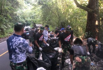 Peduli Lingkungan, Denzipur 14/GB Lakukan Kerja Bhakti Dengan Masyarakat